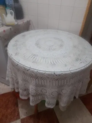 Mesa redonda cristal con mantel tejido