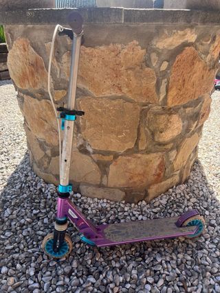 Patinete morado y azul