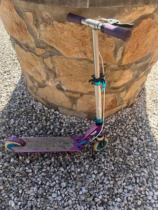 Patinete morado y azul