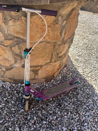 Patinete morado y azul