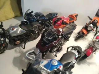 Lote 9 motos miniatura 1/18 Maisto
