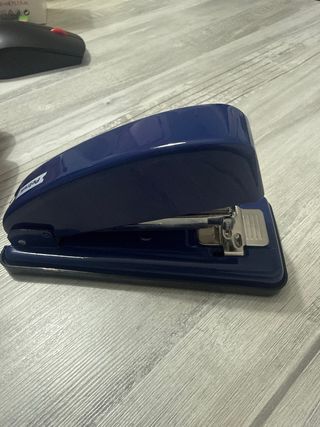 Grapadora azul