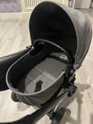 Carrito de muñecas gris