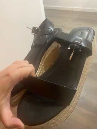 Sandalias cuña baja negras
