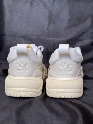 Zapatillas Adidas Urbanas Beige y Blancas