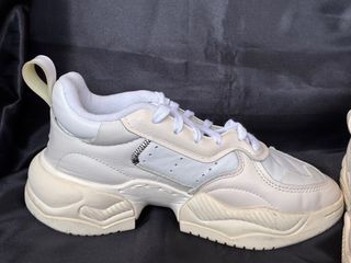 Zapatillas Adidas Urbanas Beige y Blancas