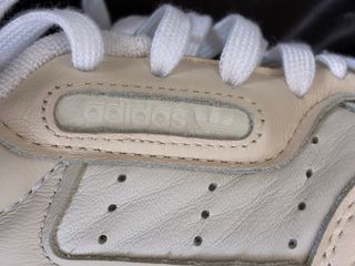 Zapatillas Adidas Urbanas Beige y Blancas