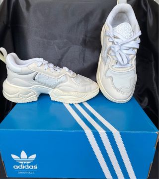 Zapatillas Adidas Urbanas Beige y Blancas