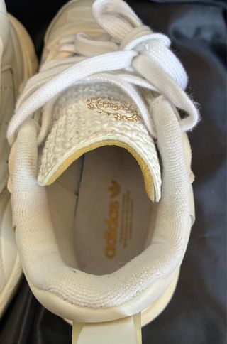 Zapatillas Adidas Urbanas Beige y Blancas