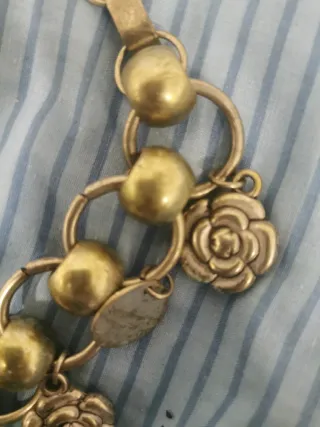 Collar dorado con dijes