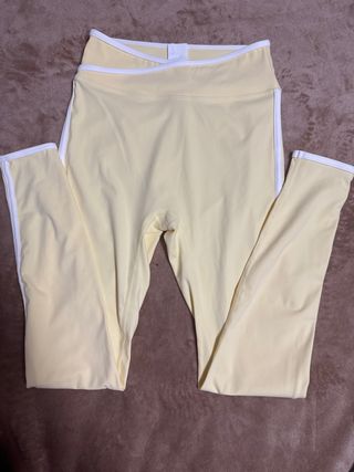 Pantalones deportivos amarillo con ribete blanco