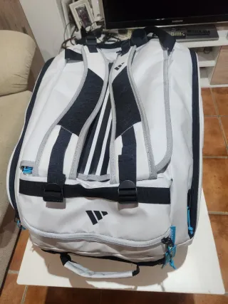 Paletero Adidas Martita Ortega con un solo uso.