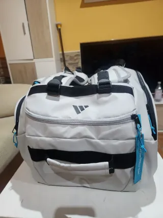 Paletero Adidas Martita Ortega con un solo uso.