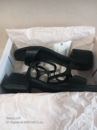 Sandalias negras tacón bajo