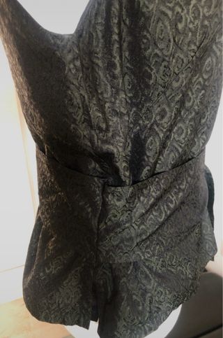 Blusa seda sin mangas con cinturón