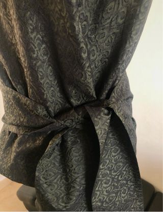 Blusa seda sin mangas con cinturón
