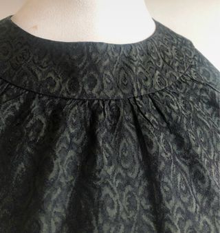 Blusa seda sin mangas con cinturón