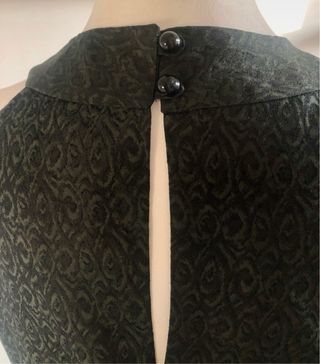 Blusa seda sin mangas con cinturón