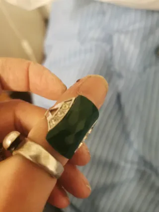 Anillo verde con detalles plateados