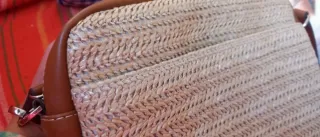 Bolso de rafia y piel