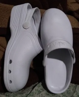 Zuecos Virds Blancos