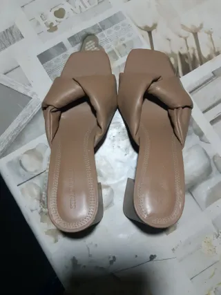 Sandalias tacón Stradivarius marrones