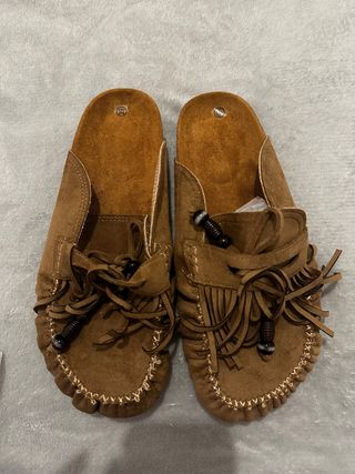 Mocasines con flecos y abalorios