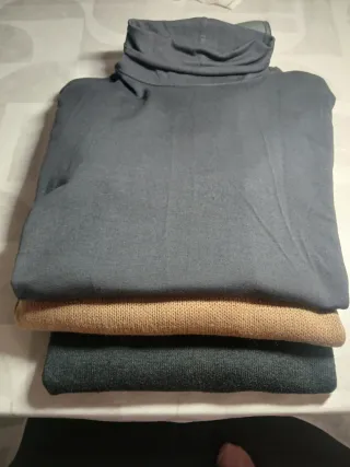 Lote 3 jerseys, 1  camell y  2 grises marengo