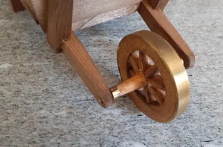 Modellino vintage di carriola in legno