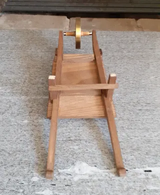 Modellino vintage di carriola in legno