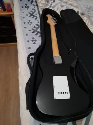 Guitarra Eléctrica con Estuche