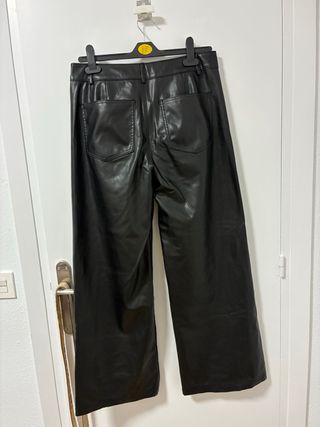 Pantalones negros efecto piel