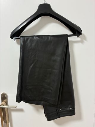 Pantalones negros efecto piel