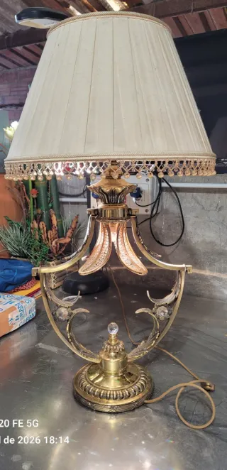 Lámpara de mesa dorada con pantalla beige