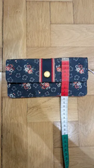 Cartera Cath Kidston floral azul marino