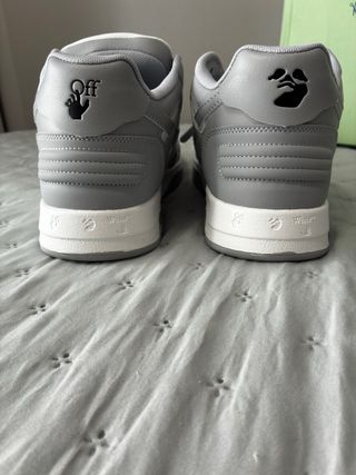 Zapatillas Off-White grises y blancas