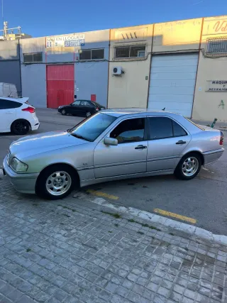 Mercedes-Benz C240 v6