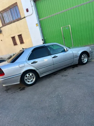 Mercedes-Benz C240 v6