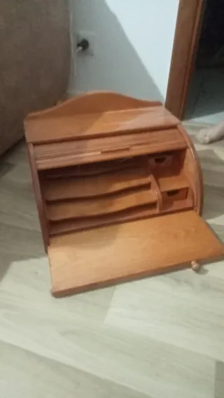 Escritorio de madera con cajones