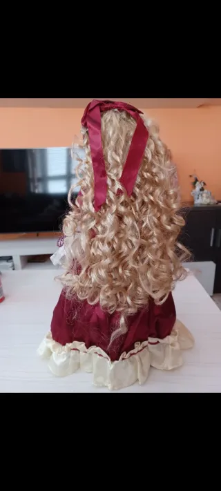 Muñeca de Porcelana Vestido Burdeos