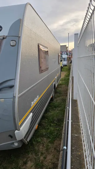 Caravana muy bien equipada