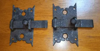 Dos cerrojos o pestillos antiguos hierro forjado.