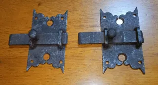 Dos cerrojos o pestillos antiguos hierro forjado.