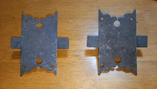 Dos cerrojos o pestillos antiguos hierro forjado.