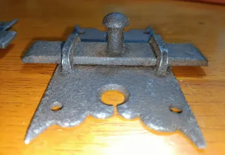 Dos cerrojos o pestillos antiguos hierro forjado.