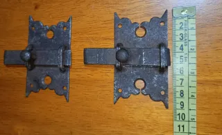 Dos cerrojos o pestillos antiguos hierro forjado.