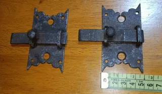 Dos cerrojos o pestillos antiguos hierro forjado.