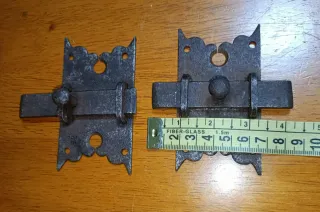 Dos cerrojos o pestillos antiguos hierro forjado.