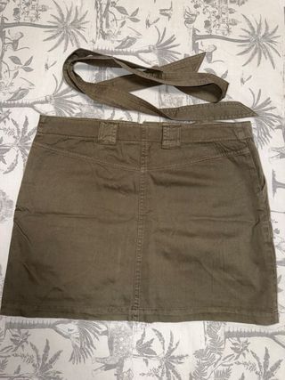 Falda verde militar con cinturón