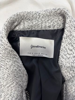 Abrigo corto Stradivarius gris